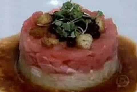 Tartare de atum com pepino crocante e tapioca de caviar