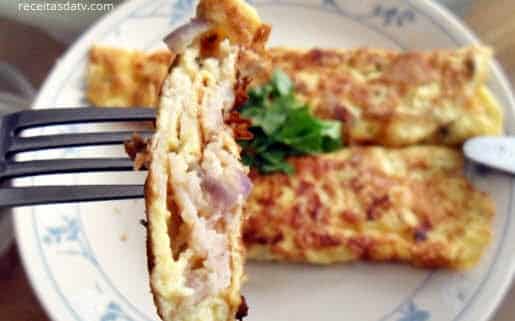 Receita de omelete com presunto ou peito de peru