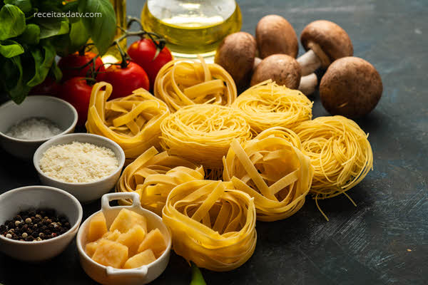 Tagliateli com gorgonzola, peras e nozes