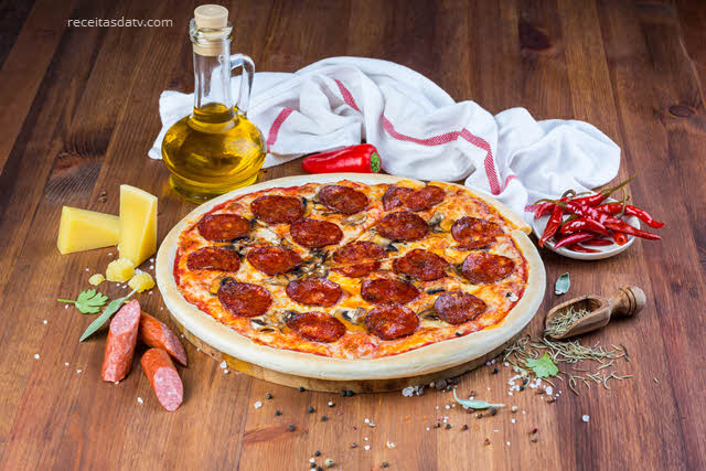 Pizza de calabresa com talos de agrião