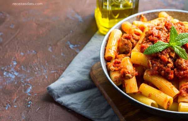 receitas da tv macarrão com molho de carne e tomate