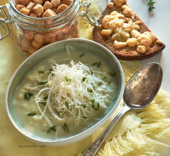 receitas da tv sopa, caldo com queijo ralado parmesão