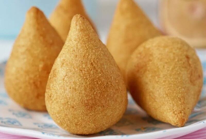 Passo a passo para fazer coxinha de frango assado